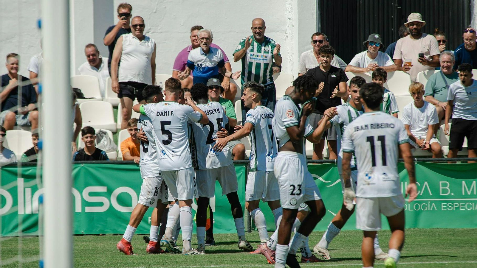 El Juventud Torremolinos celebra un tanto.