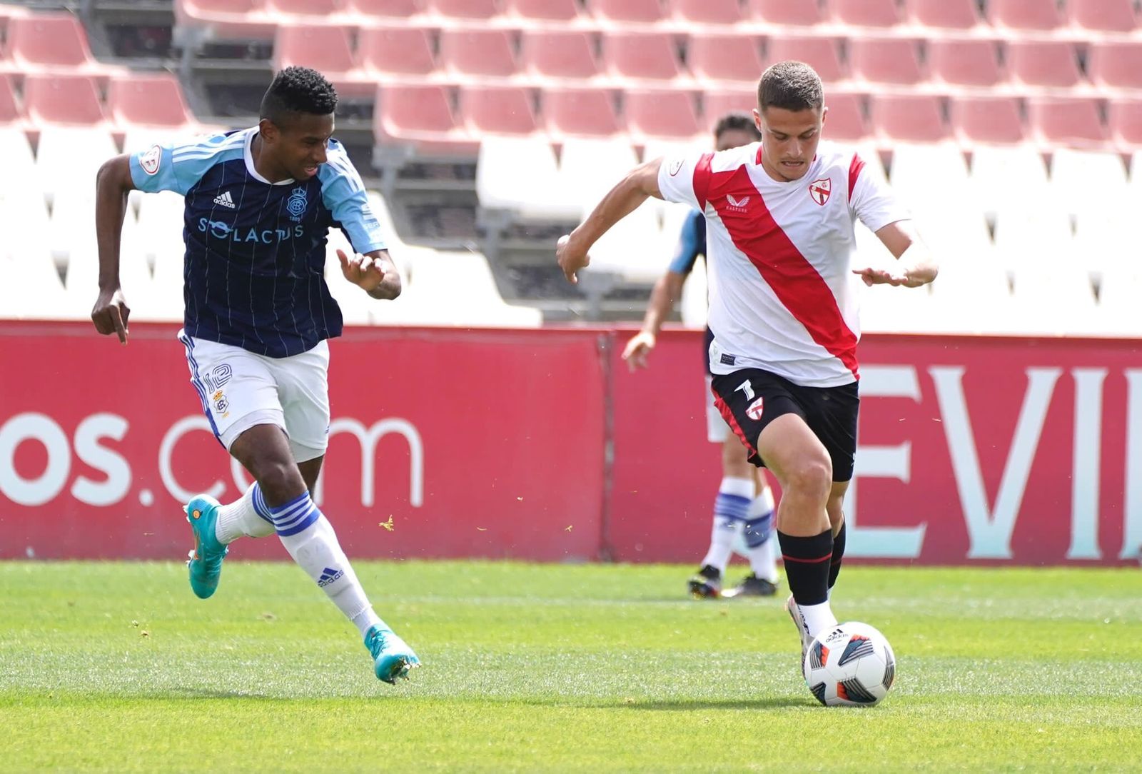 Nacho Quintana avanza con el balón en una acción del encuentro.