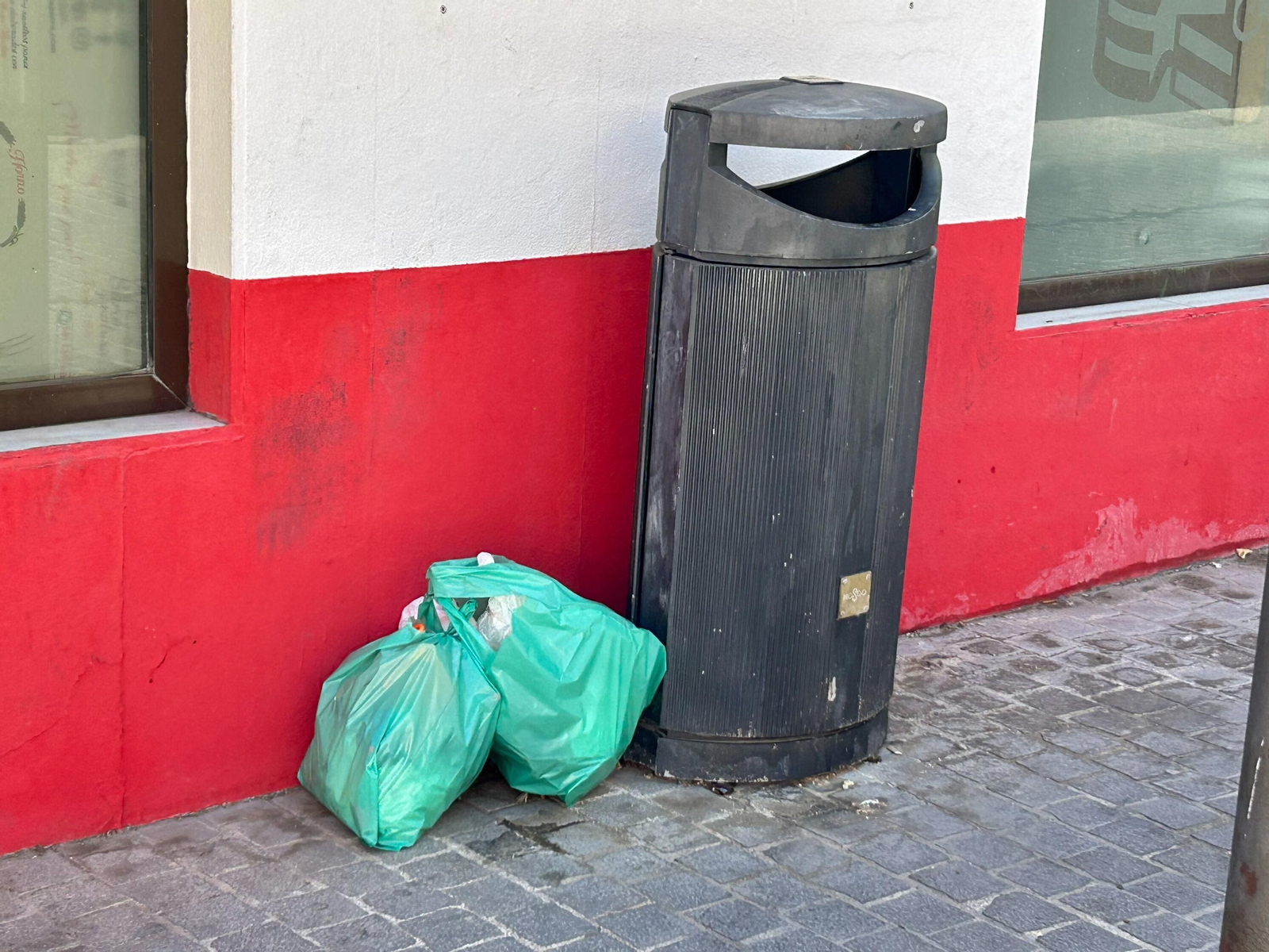 Las bolsas de residuos aparecen junto a las papeleras, en lugar de en los contenedores.