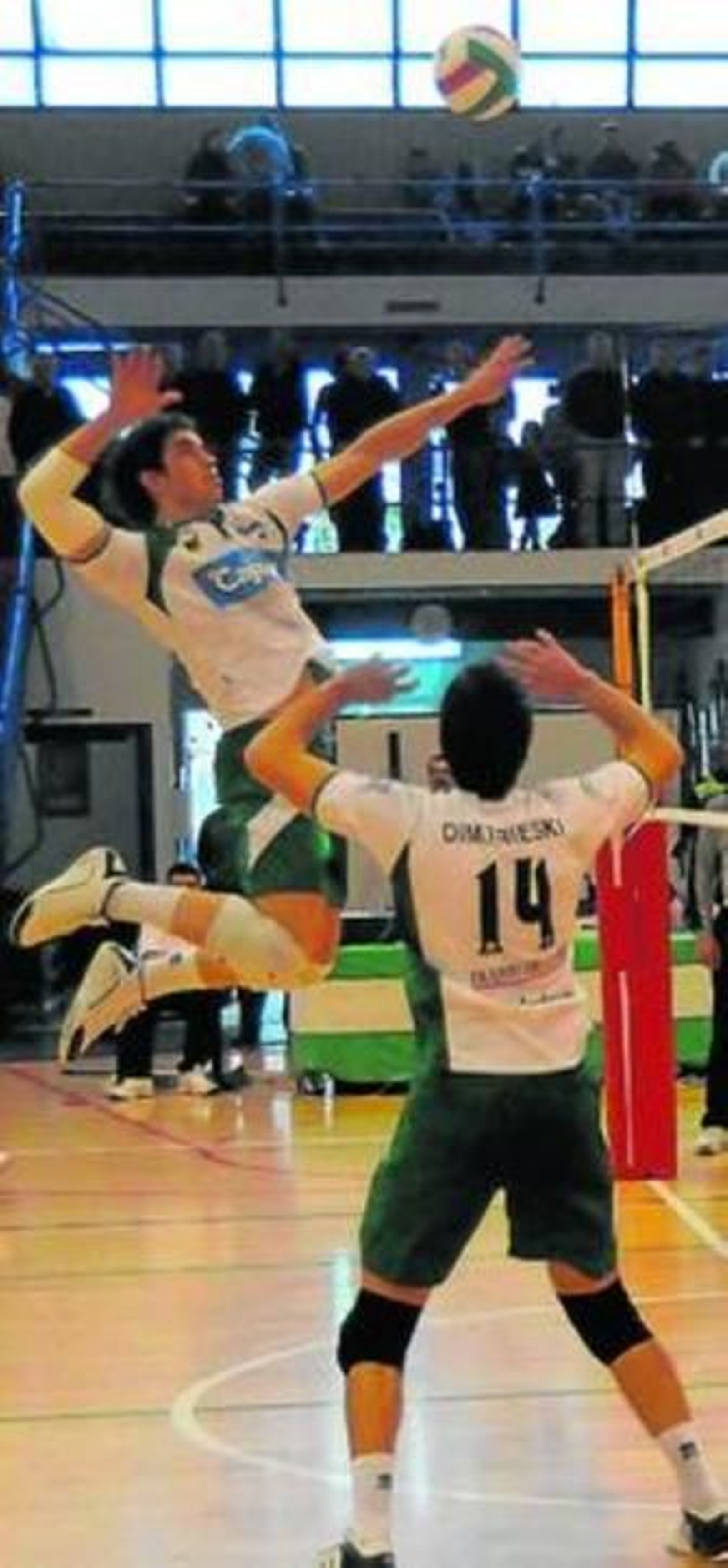 Oroz vuela para rematar el balón colocado por Dimitrieski.