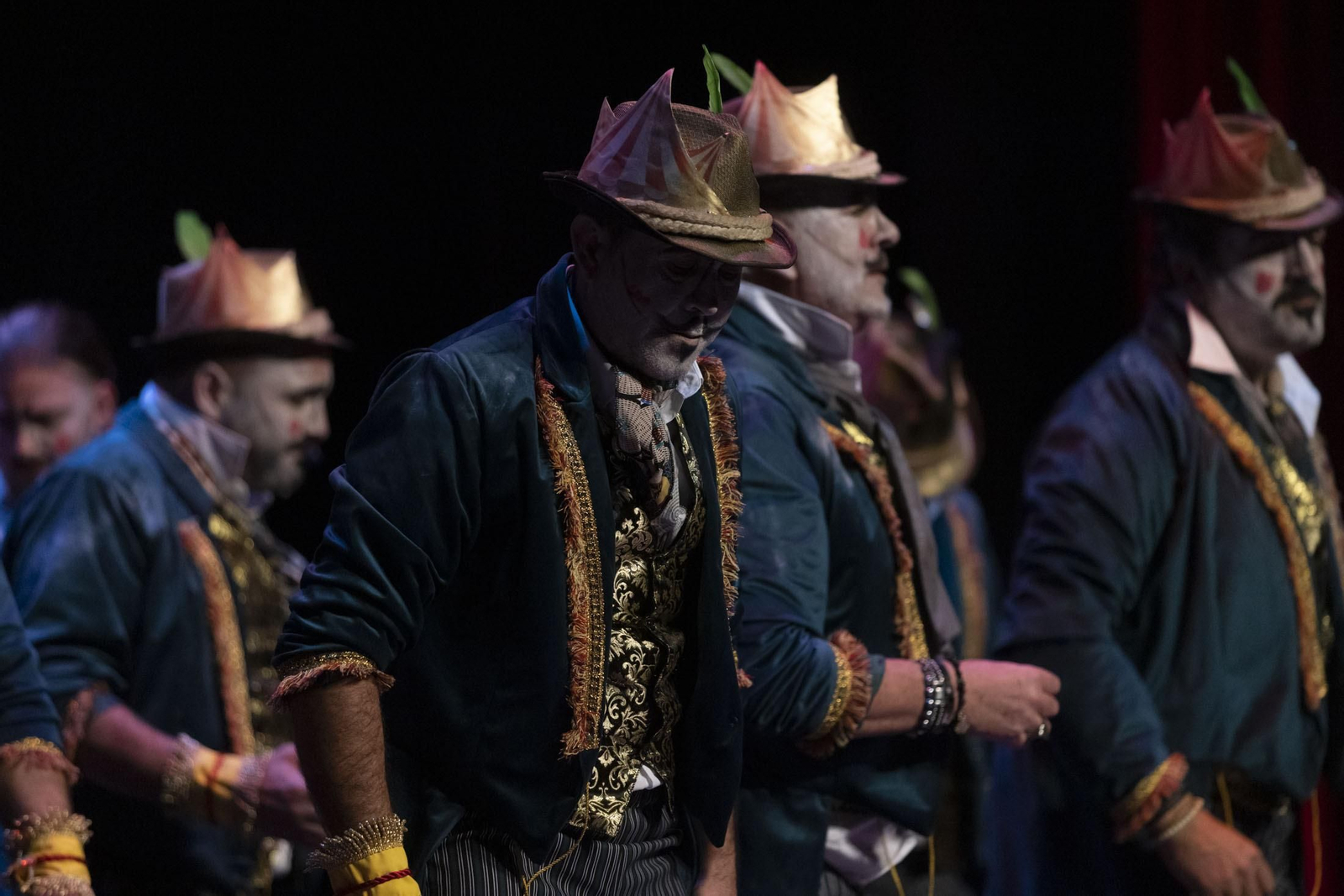 Imágenes de la actuación de la comparsa de Dos Hermanas ‘El teatro’ en el Carnaval Colombino