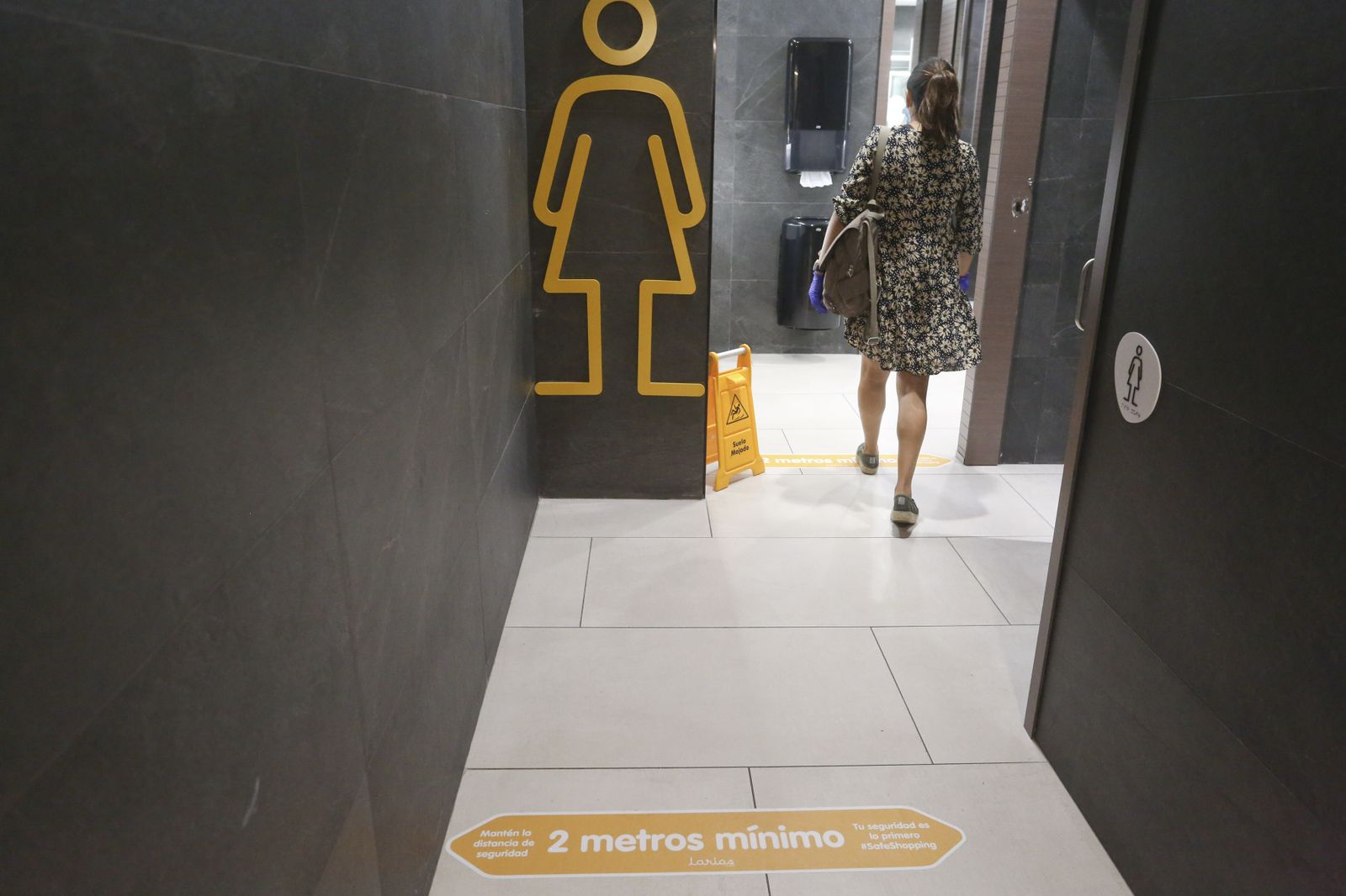 El centro comercial Larios Centro se prepara para su apertura el lunes, en la fase 2 de la desescalada