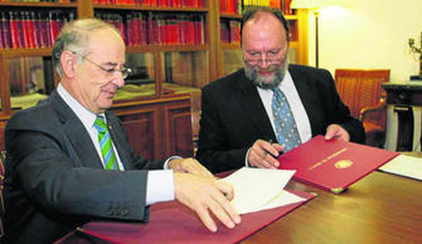 Antonio Pérez Lao y Francisco González Lodeiro, en la firma del convenio, ayer, en el Hospital Real.
