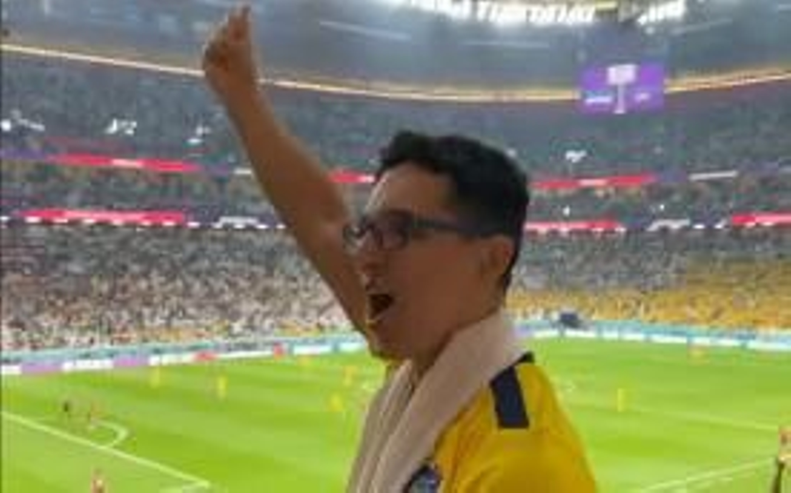 El aficionado ecuatoriano haciendo el gesto del dinero con los dedos a la grada.