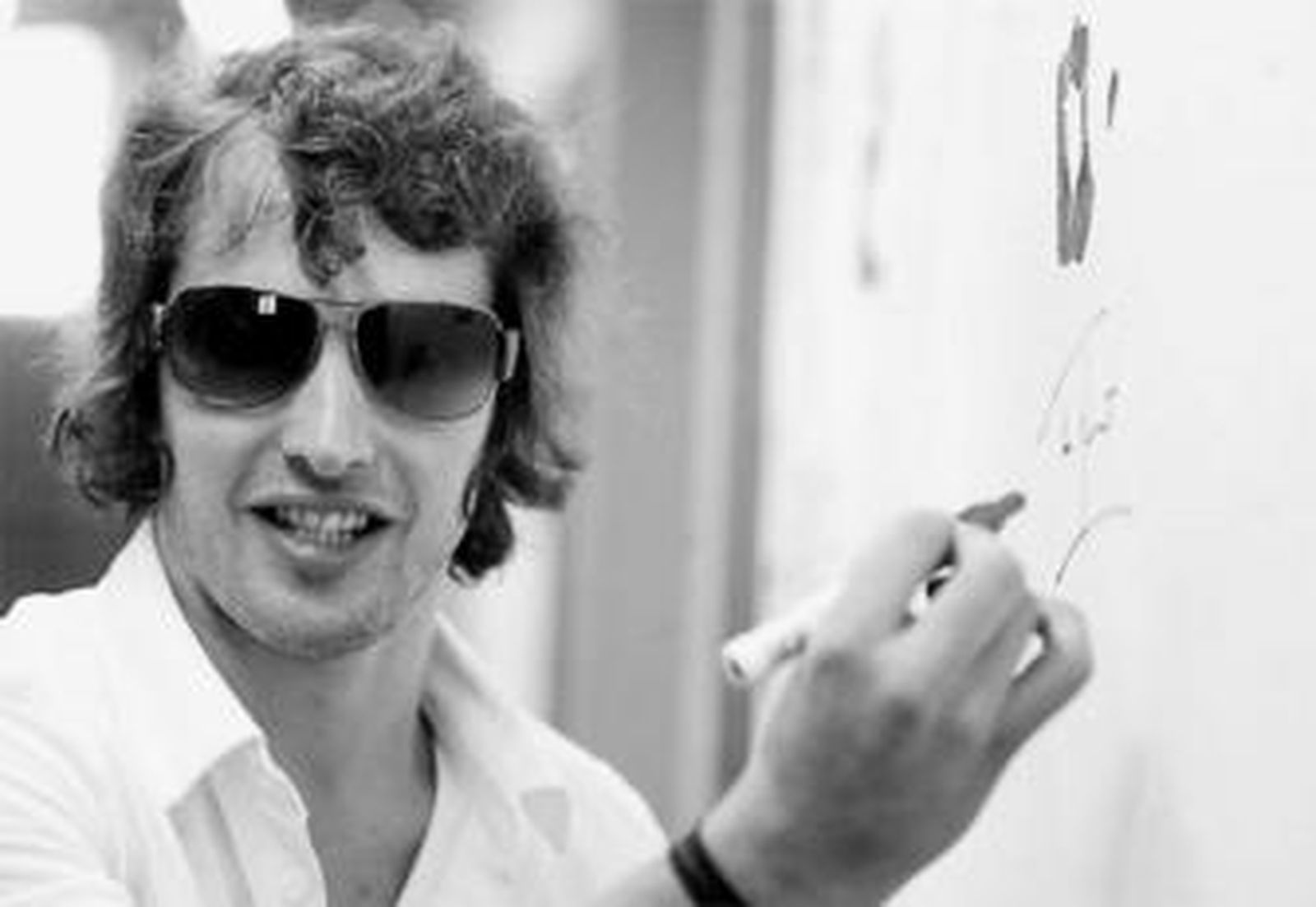 James Blunt, antes de su concierto, dejó ayer su firma y su huella en el Teatro Cervantes.