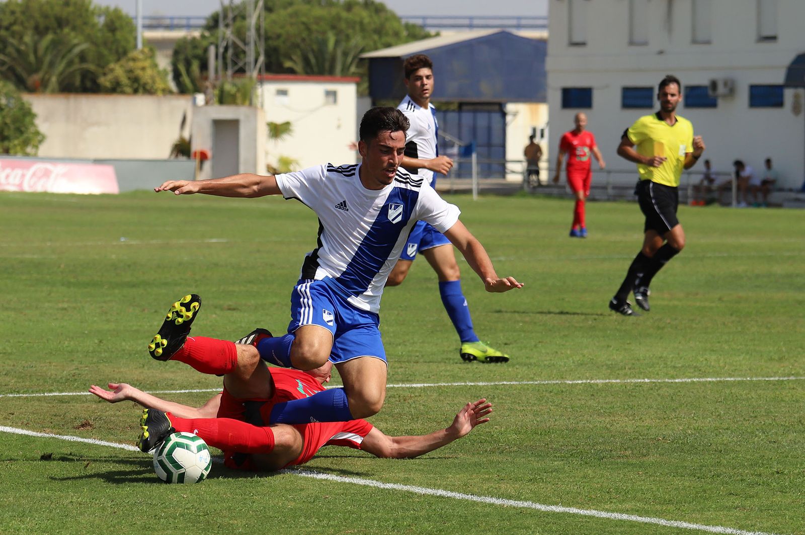 Un jugador del Atlético Onubense es objeto de falta durante el encuentro ante el San José.