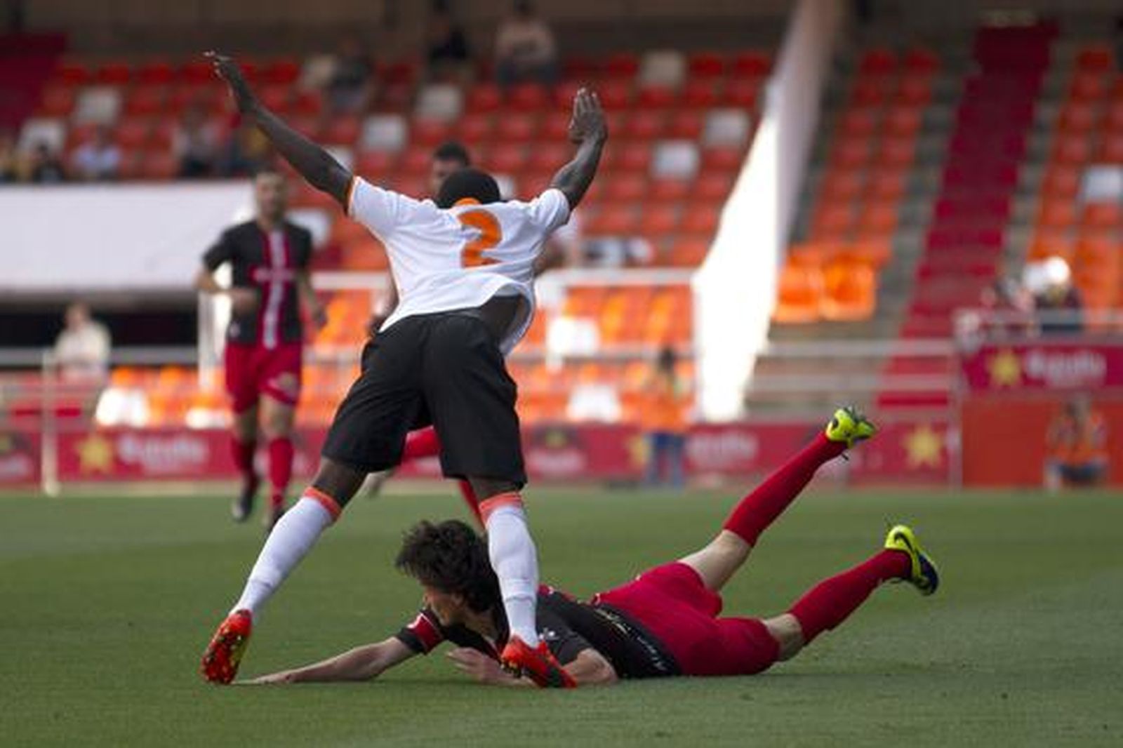 Los albirrojos consuman la pérdida de la categoría un año después de subir al caer en Valencia por 1-0

Foto: LOF