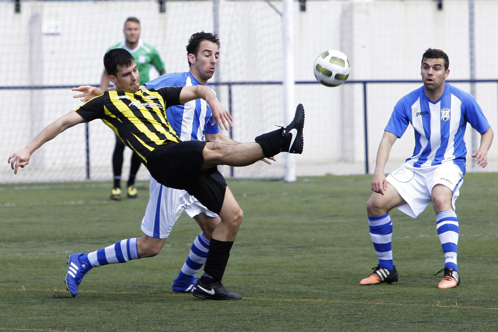 Orellana, con la camiseta del Jerez Industrial en un partido ante el Bazán.