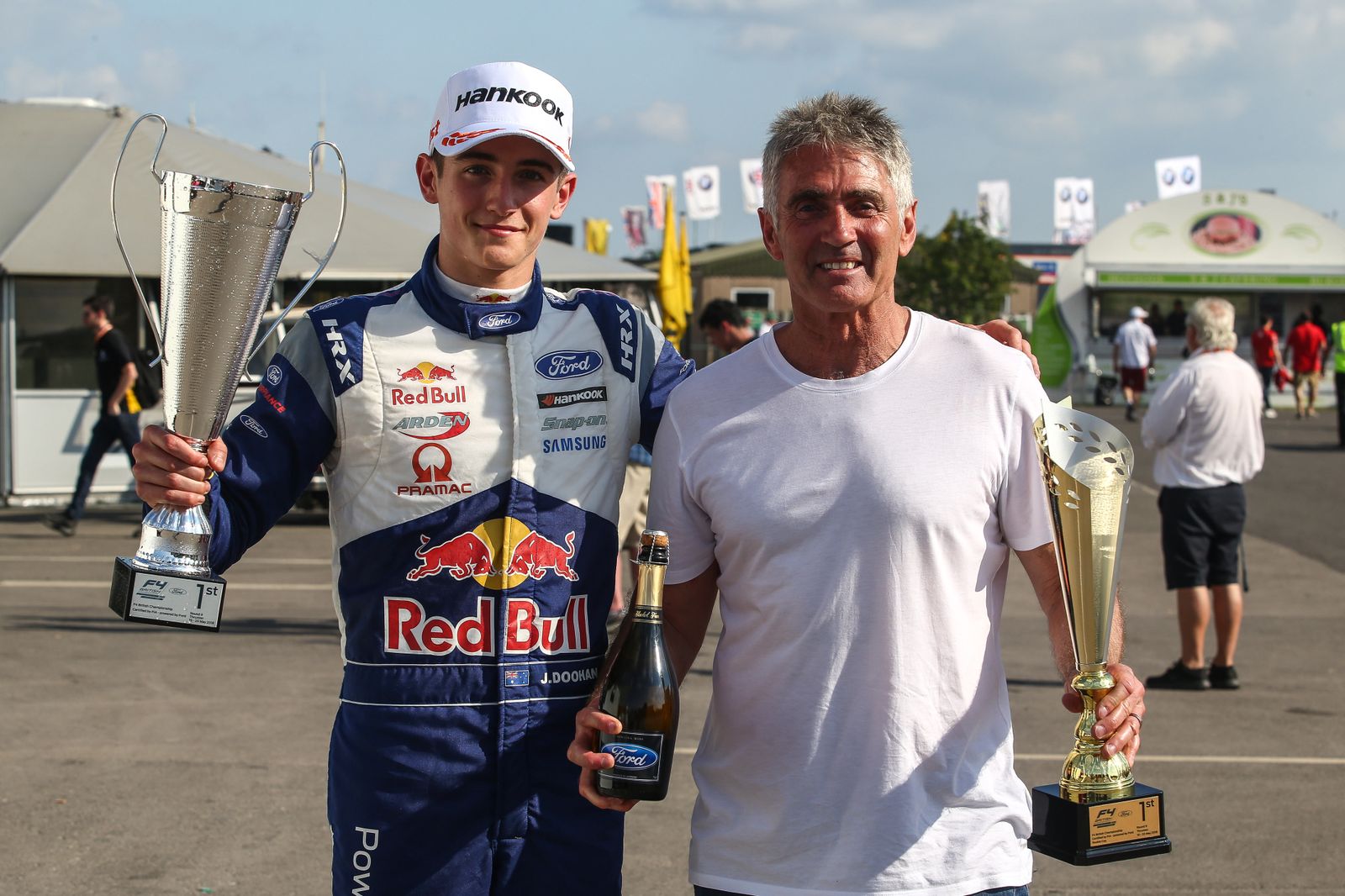 Jack Doohan celebra junto a su padre Mick uno de sus triunfos en la Fórmula 4 británica.