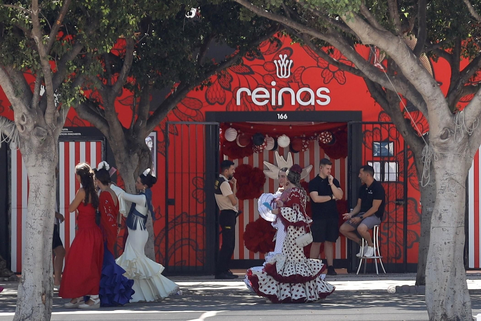 El ambiente festivo en el Real de la Feria de Málaga de este miércoles, en imágenes