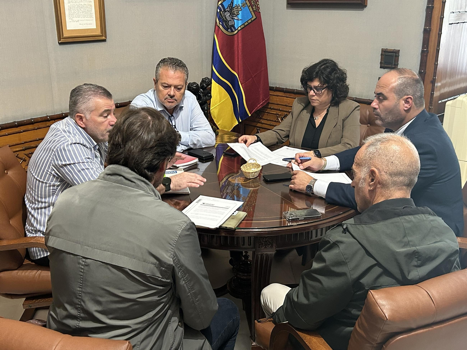 Reunión de la alcaldesa de Sanlúcar con el diputado provincial de Asistencia a Municipios sobre el centro de salud de La Dehesilla.