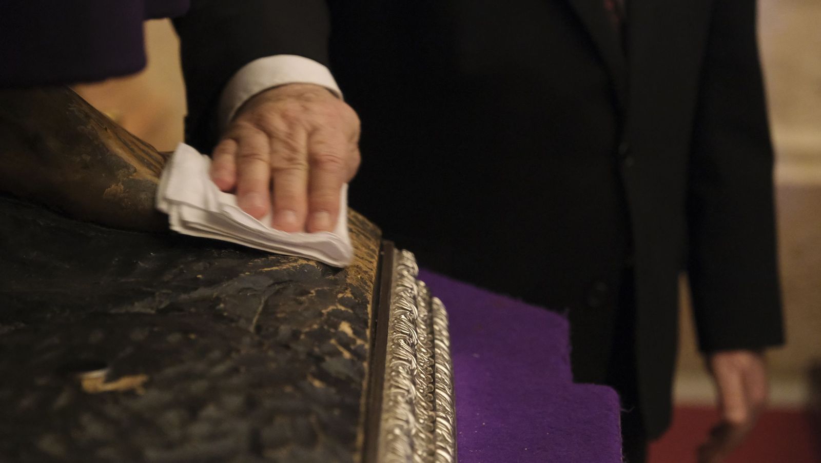 El besapiés del Cristo de Medinaceli en imágenes