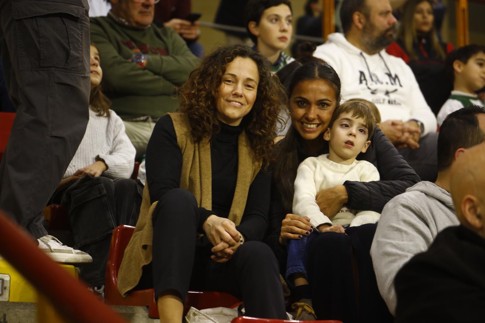 Las mejores fotos del ambiente en Vista Alegre para el Córdoba Futsal - Barça