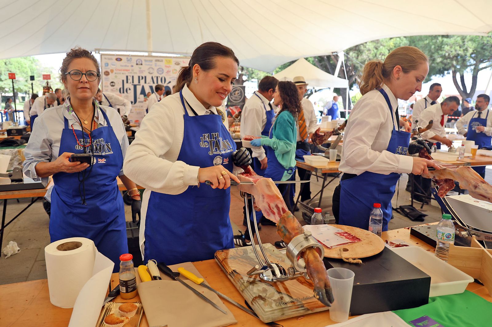 Huelva consigue el récord Guinness con el plato de jamón más grande del mundo, en imágenes