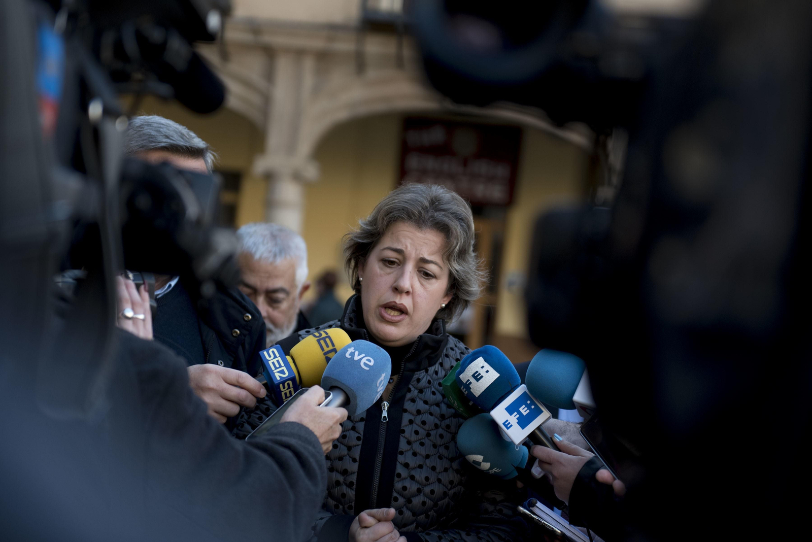 Emotivo minuto de silencio en la puerta del Ayuntamiento de Guadix