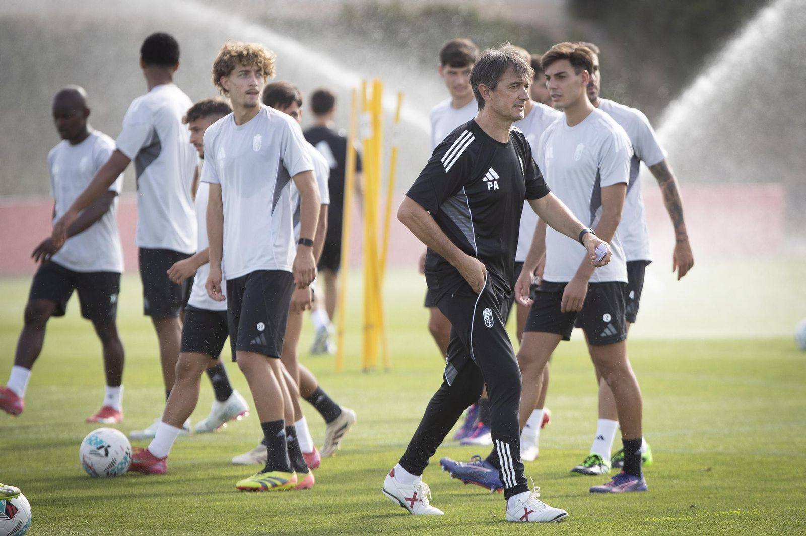 Pacheta dirige un entrenamiento del Granada CF