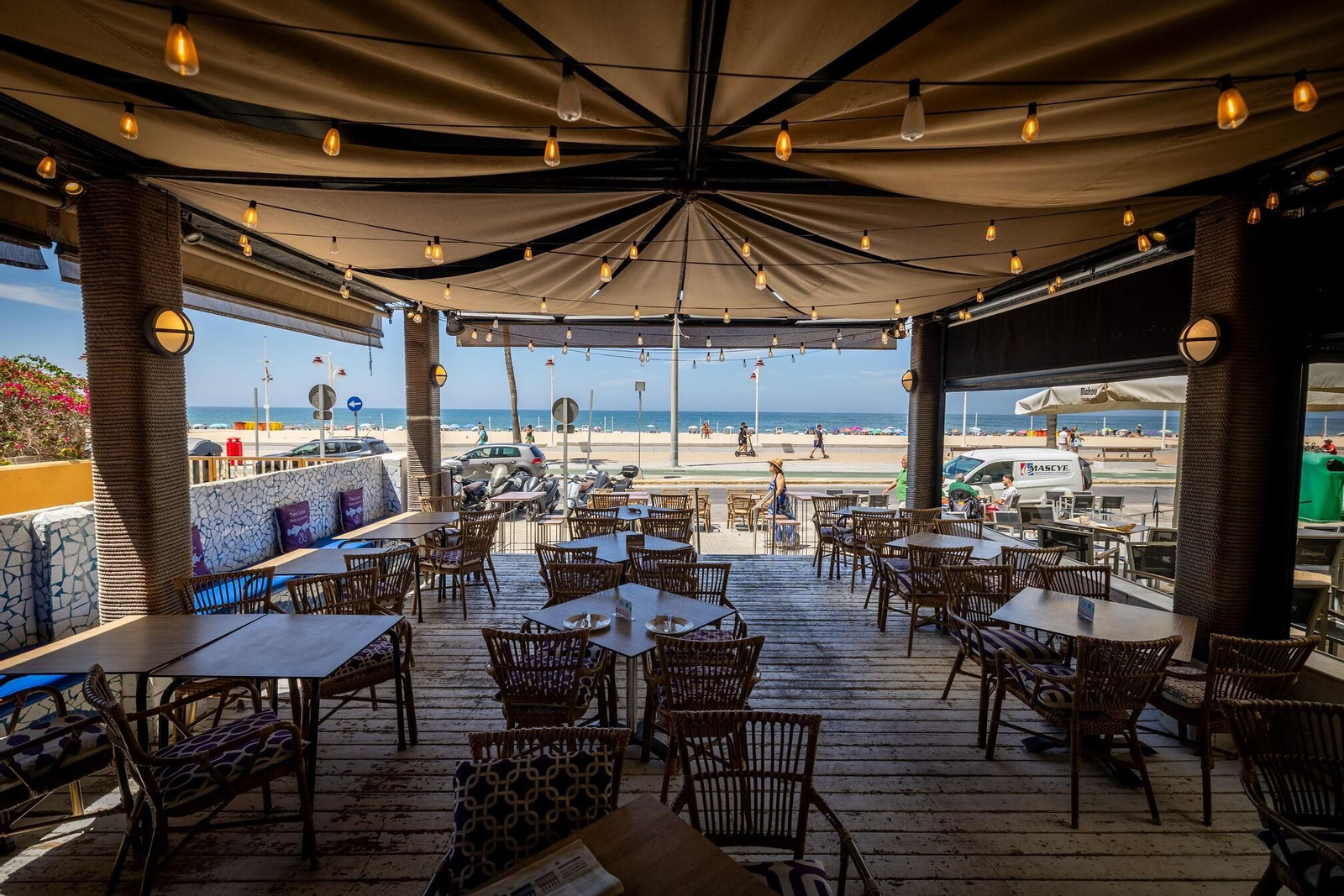 Vista desde la terraza del restaurante, con la playa Victoria al fondo.