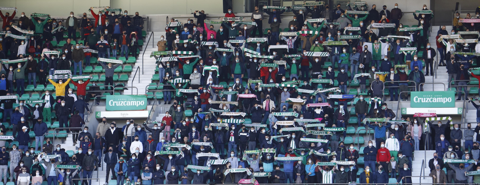 Varios aficionados del Córdoba CF en El Arcángel.