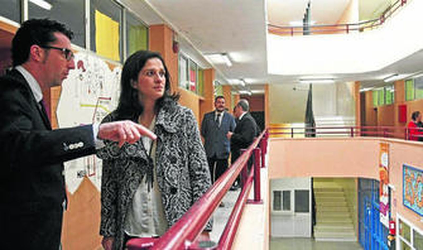 La delegada territorial de Educación, Cristina Saucedo, ayer en la visita al IES García Lorca, en el que fue interina.