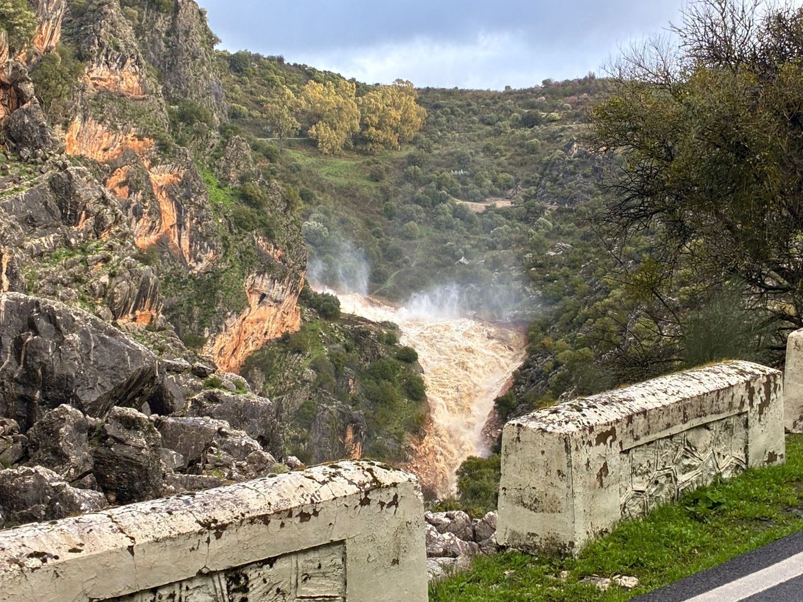 La presa de Montejaque desaguando tras alcanzar el límite de su capacidad, en imágenes