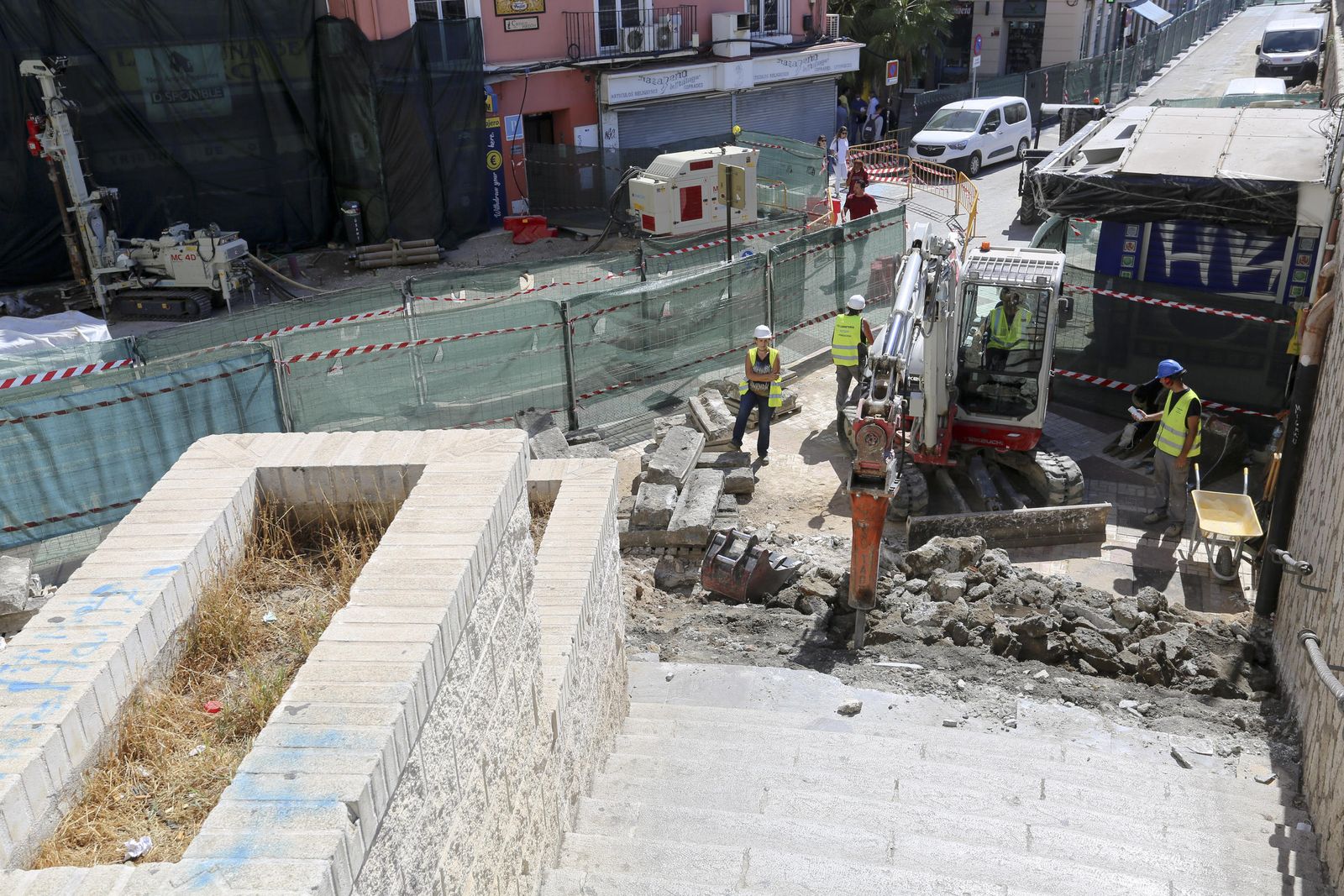Empiezan a demoler los escalones de la Tribuna de los Pobres de Málaga, en fotos