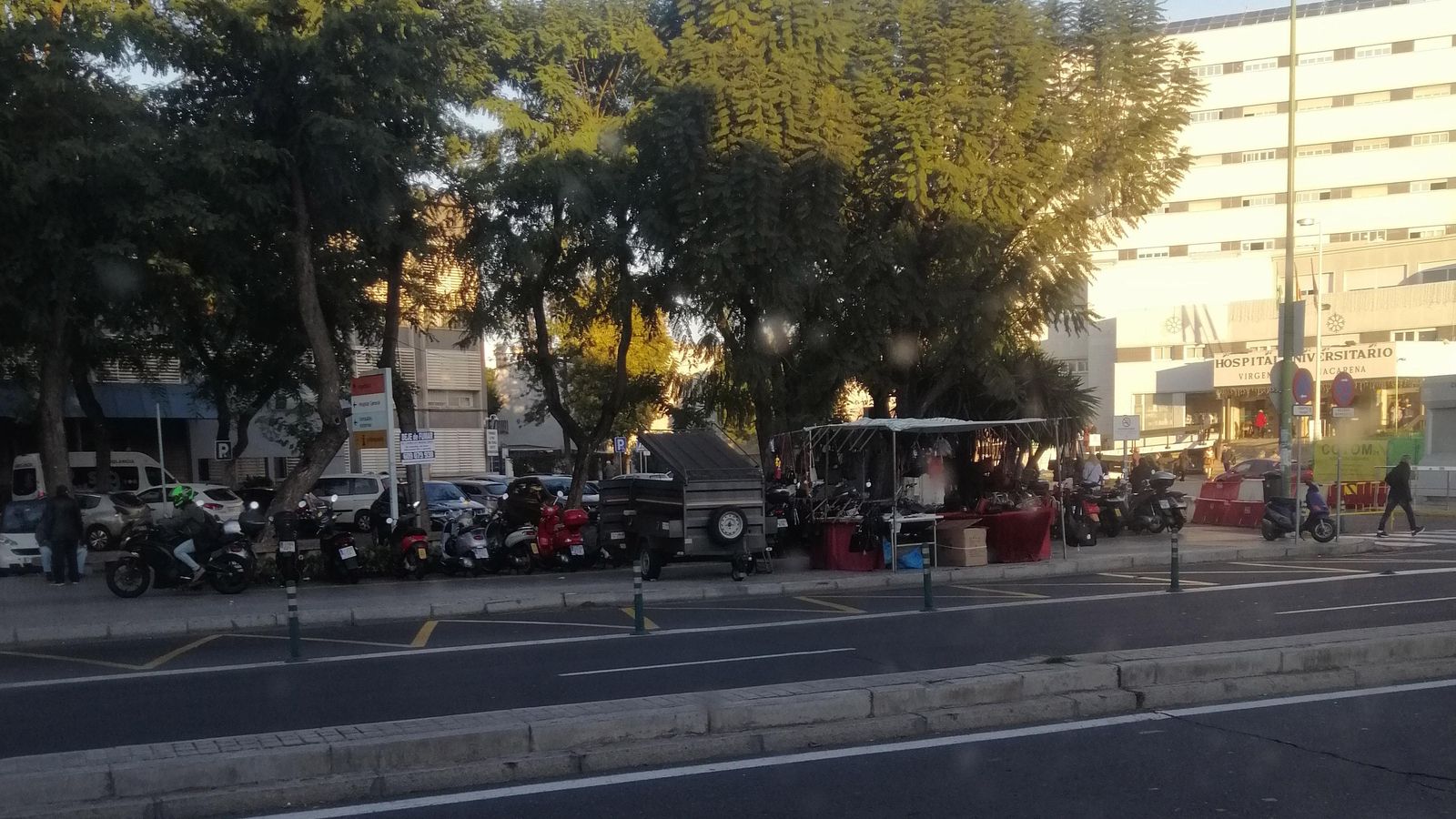 Vista panorámica de la zona de la parada de Tussam del Hospital Virgen Macarena.
