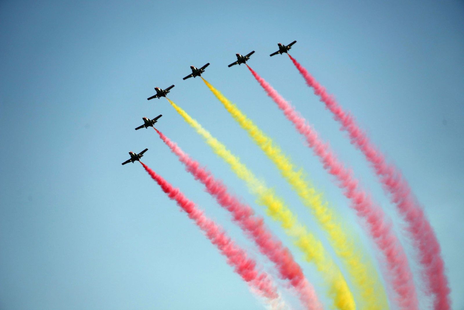 La Patrulla Águila del Ejército se exhibe en el cielo de Málaga.