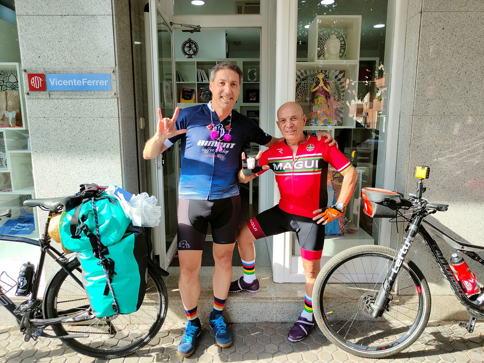 Los ciclistas amateur José Luis García y Ricardo Pérez ‘Ritxar, en la sede de la Fundación Vicente Ferrer en Sevilla.