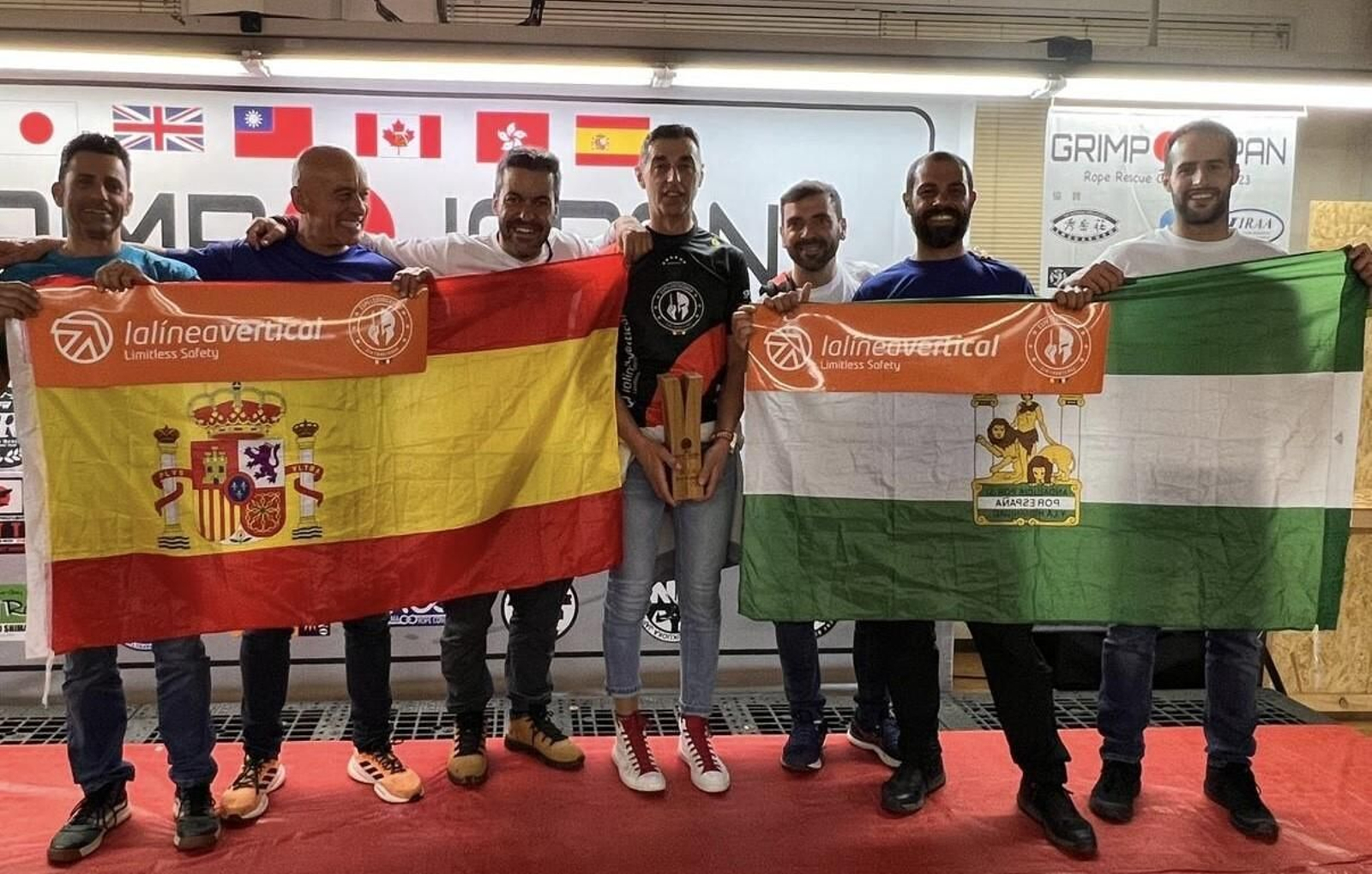 El equipo andaluz celebra la tercera plaza obtenida en Japón.