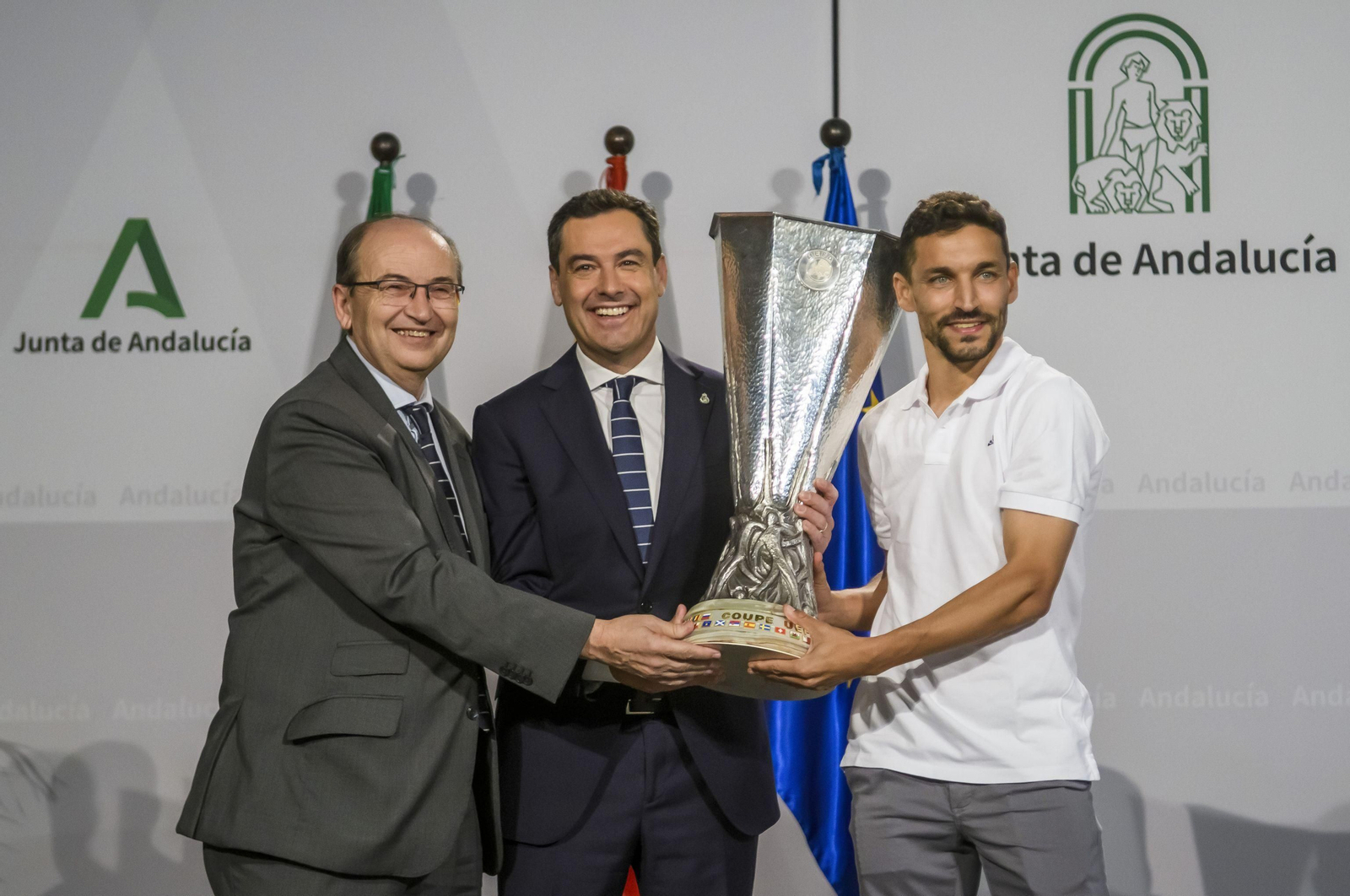 José Castro, Juanma Moreno y Jesús Navas portan la séptima UEFA Europa League.