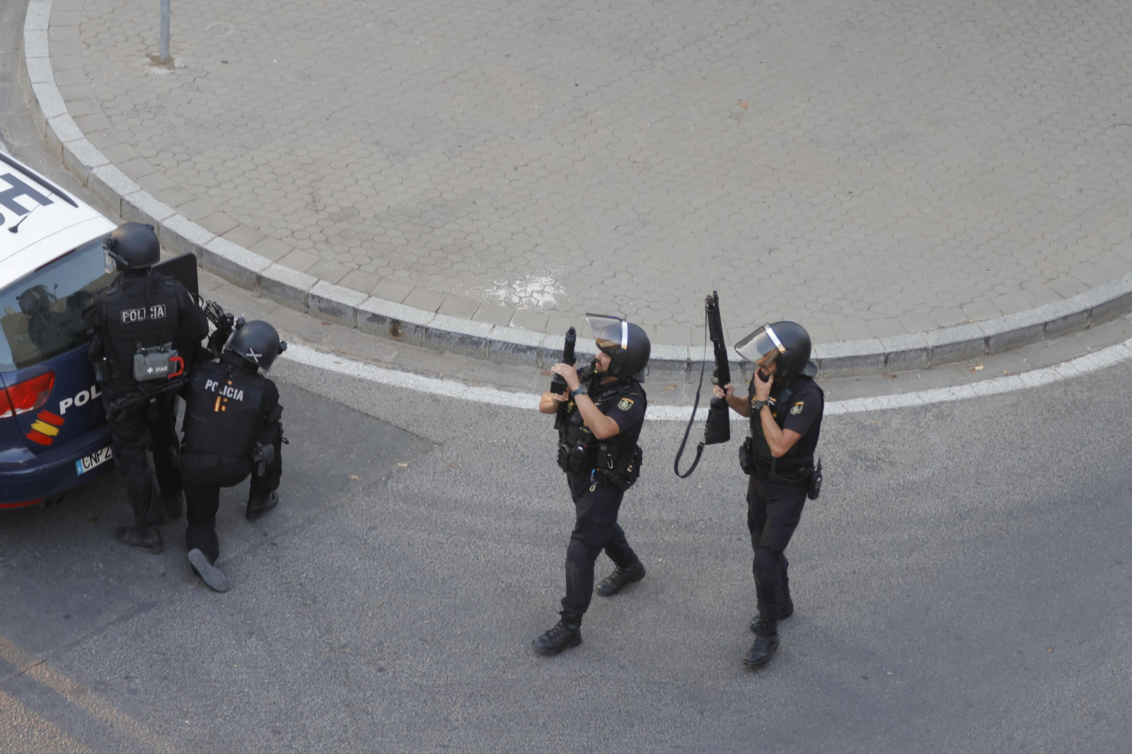 Policías nacionales, durante un incidente con rehenes que tuvo lugar en Pino Montano en 2022.