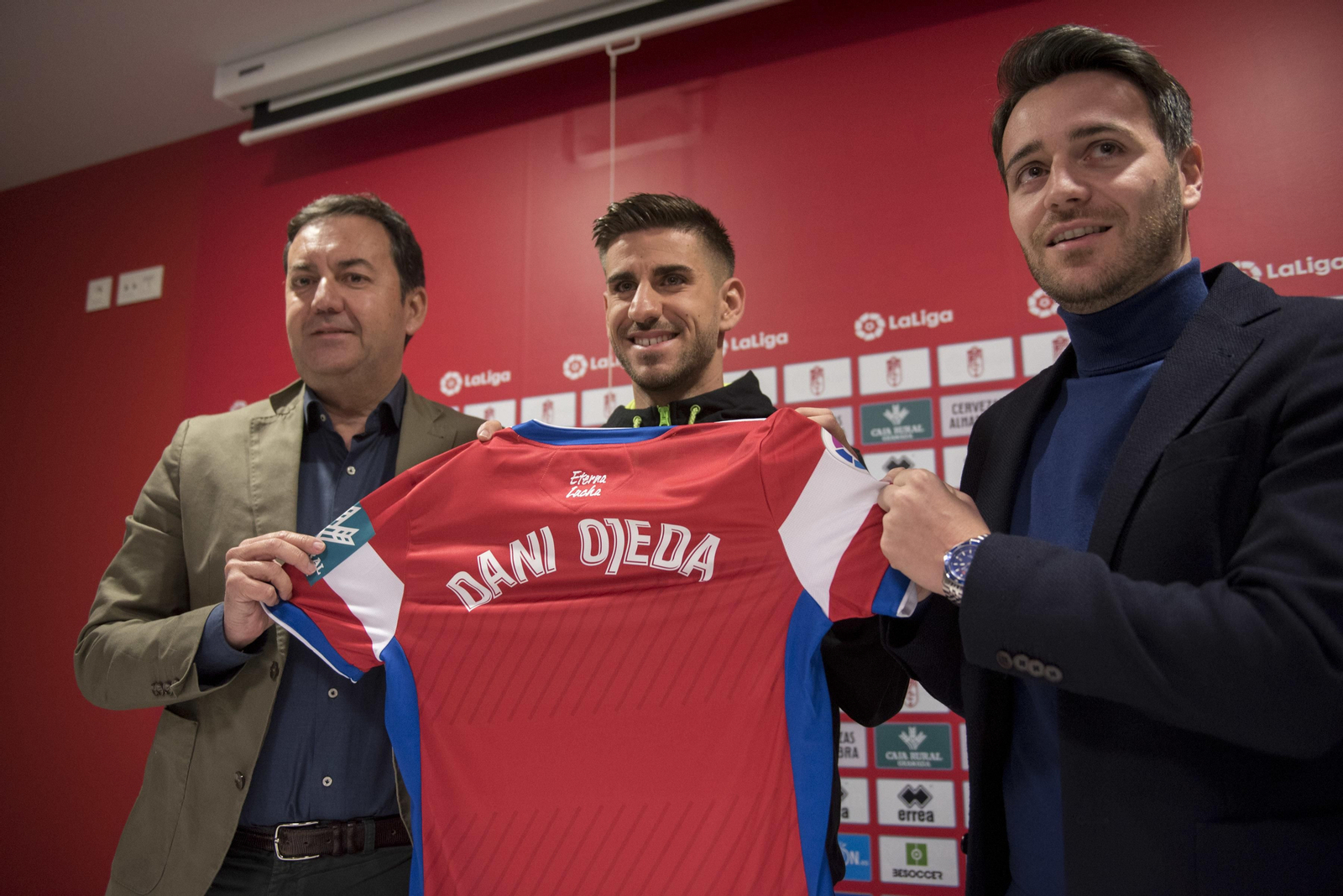 Antonio Fernández Monterrubio y Fran Sánchez junto a Ojeda en su presentación.