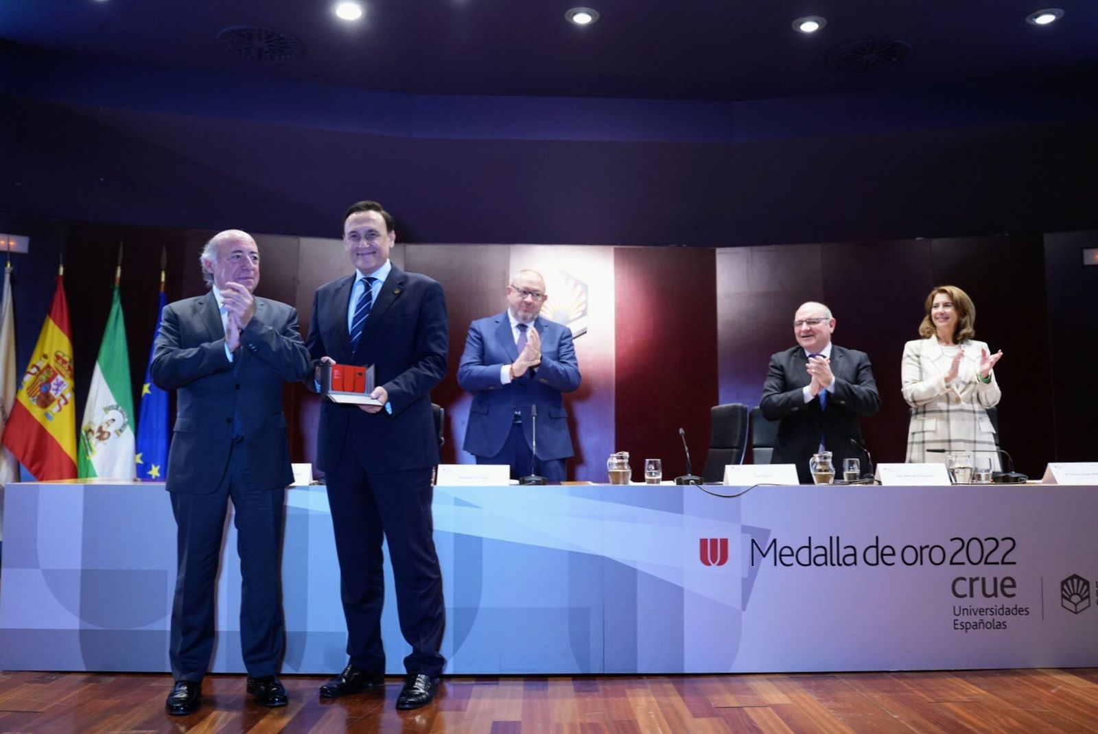 José Carlos Gómez Villamandos recibe la Medalla de Oro de la CRUE en Córdoba.