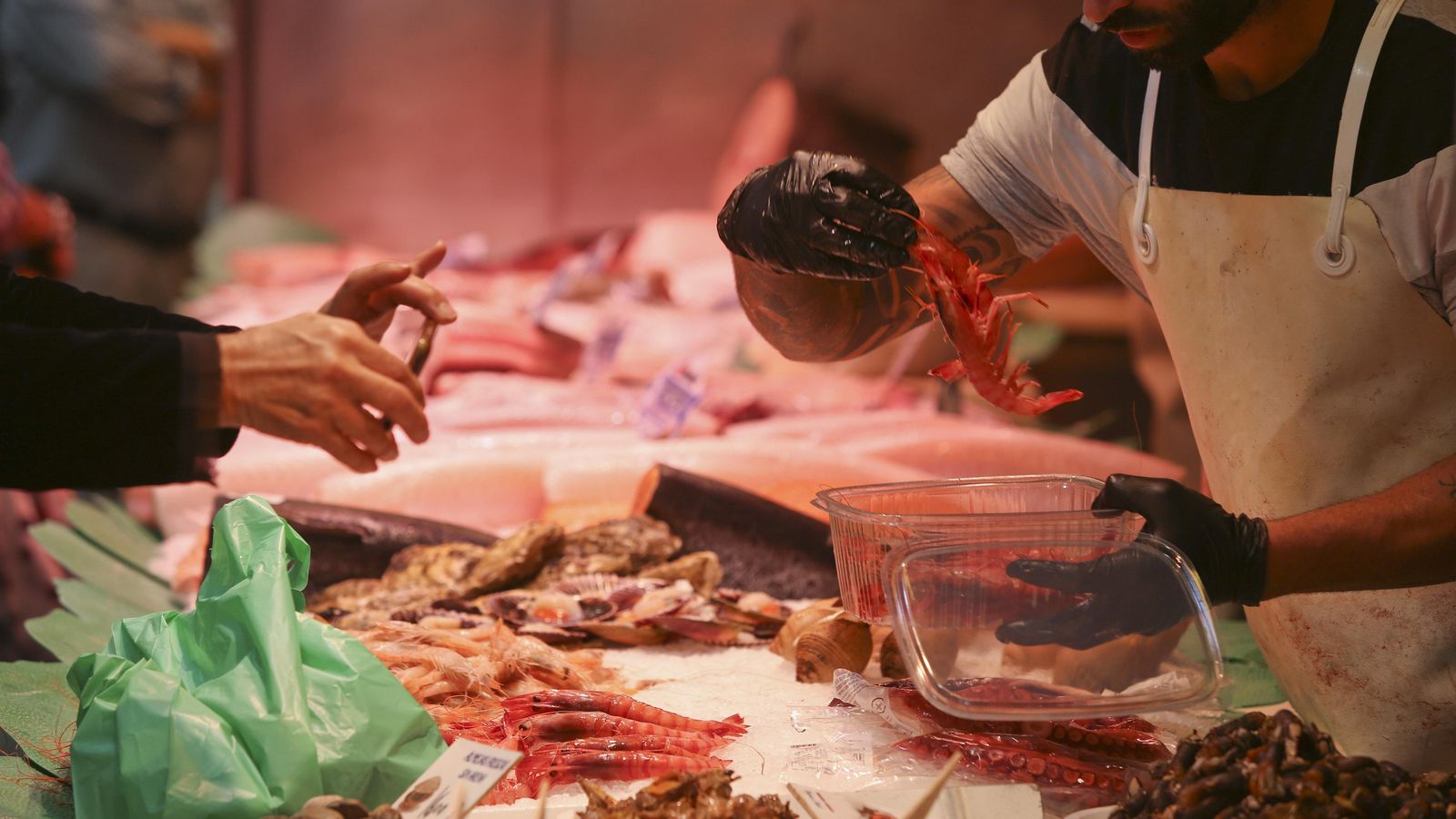 Un comerciante en el Mercado de Atarazanas.