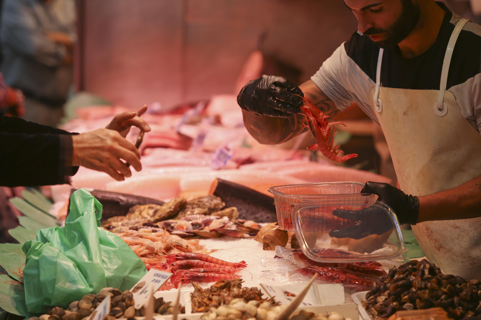 Un comerciante en el Mercado de Atarazanas.