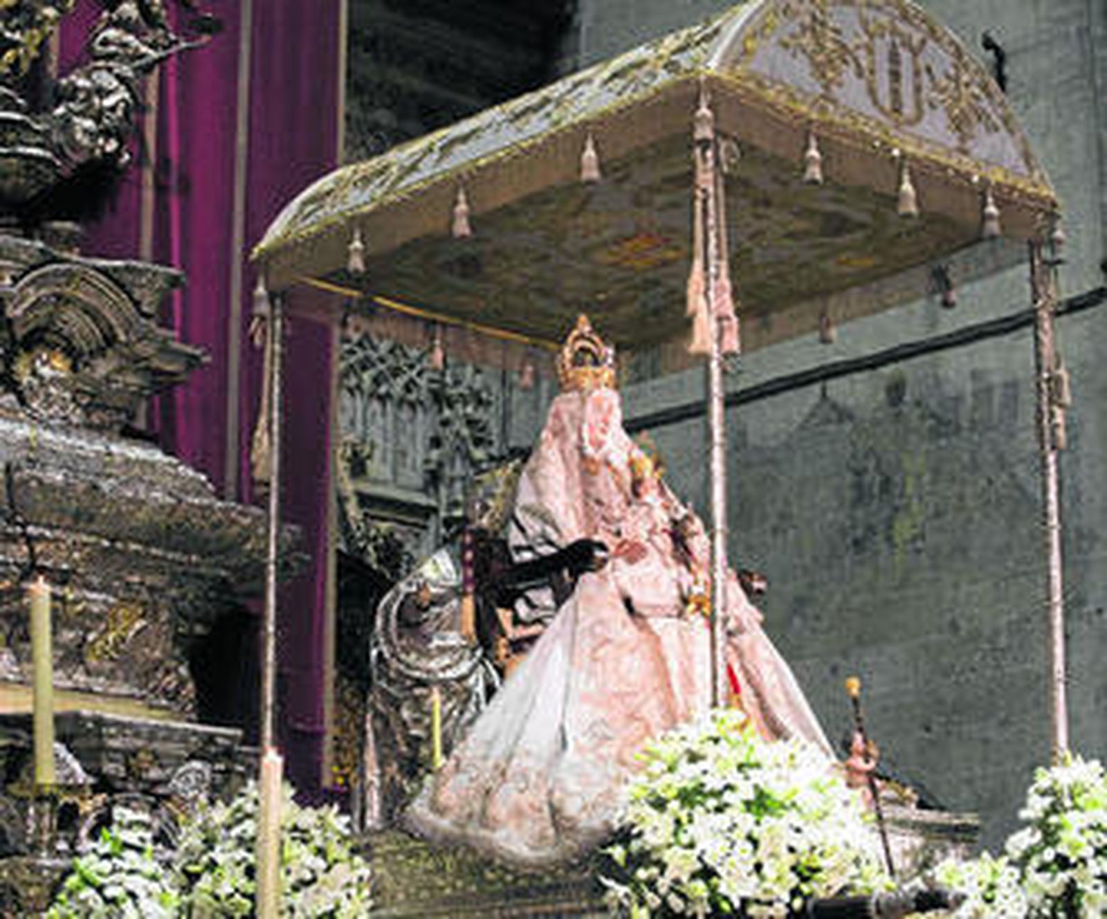 La Virgen de los reyes lució ayer, último día de la novena, el manto celeste que llevará en la procesión de hoy.