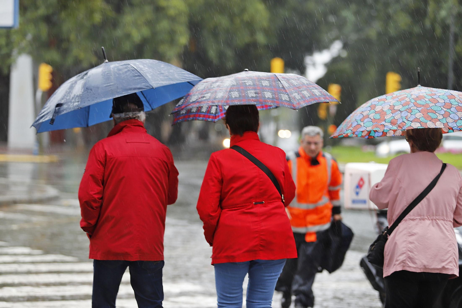 Imágenes de la mañana lluviosa de domingo en Huelva