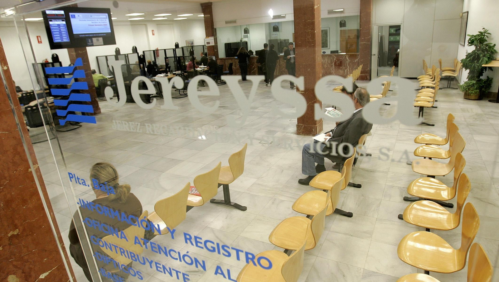 Imagen retrospectiva de la oficina de la empresa municipal de la recaudación y servicios en la calle Latorre.