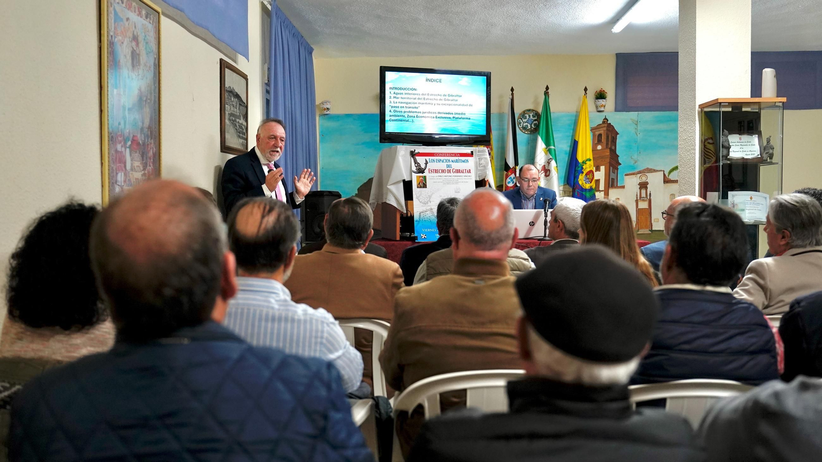 Fotos de la conferencia en Algeciras de Pablo Antonio Fernández sobre los Espacios Marítimos del Estrecho