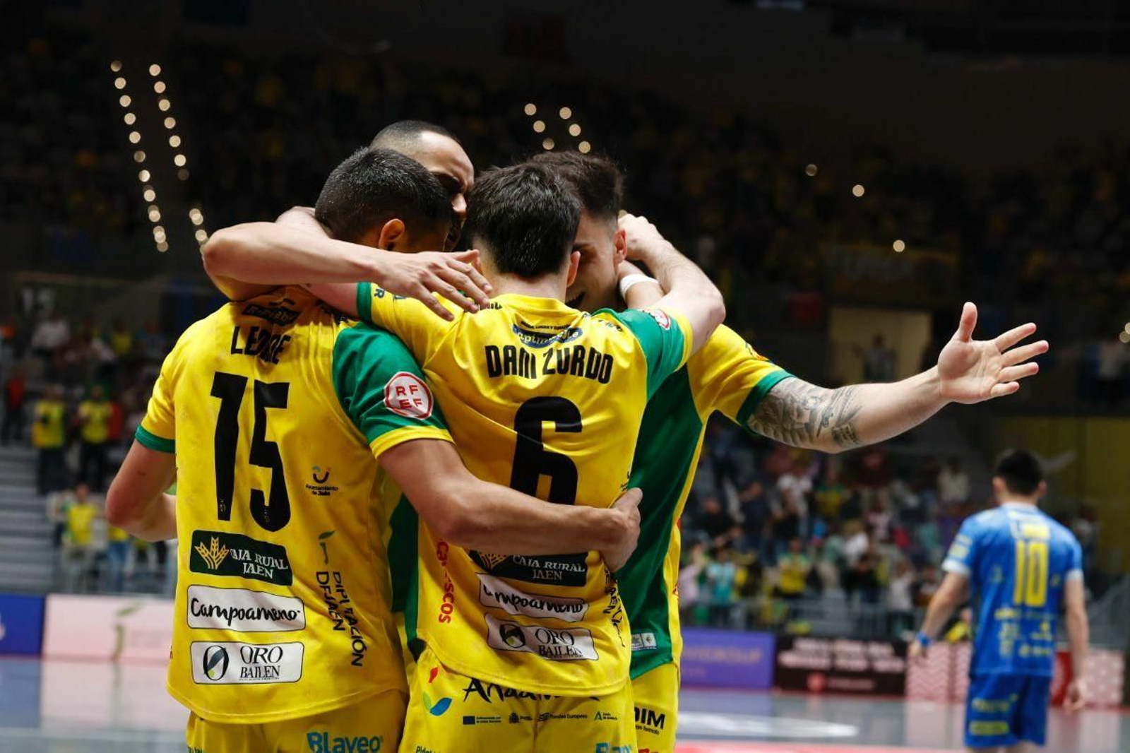 Los jugadores del Jaén Paraíso Interior FS celebran el tanto de Dani Zurdo.