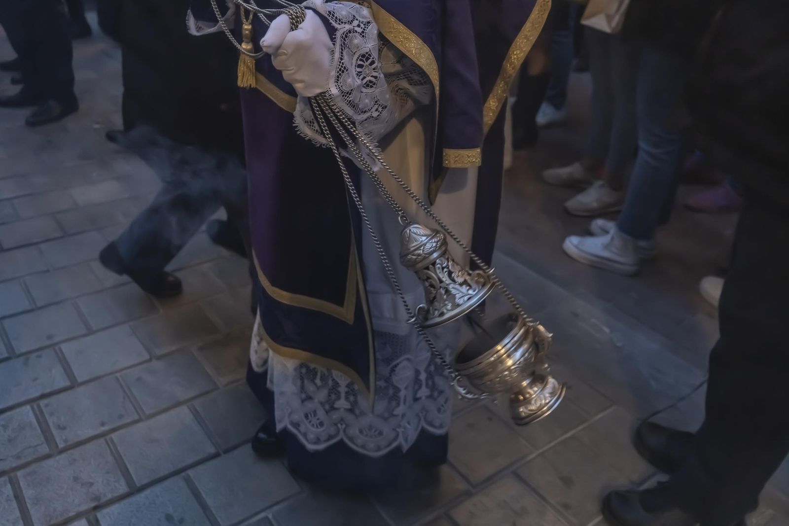 Los vía crucis del Viernes de Dolores, en imágenes