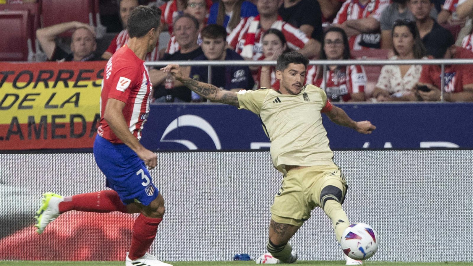 Carlos Neva trata de llegar al balón