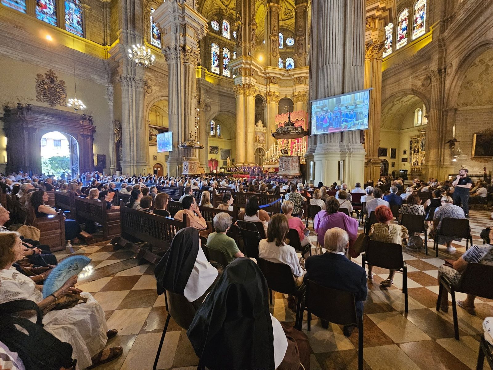 Cientos de fieles despidiendo al párroco fallecido