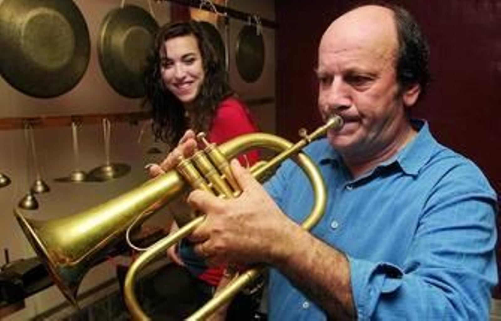 Los músicos Noelia Arco y David Defries junto a algunos de los instrumentos de viento y percusión que utilizarán hoy en las sesiones de música en el 'hamman'.