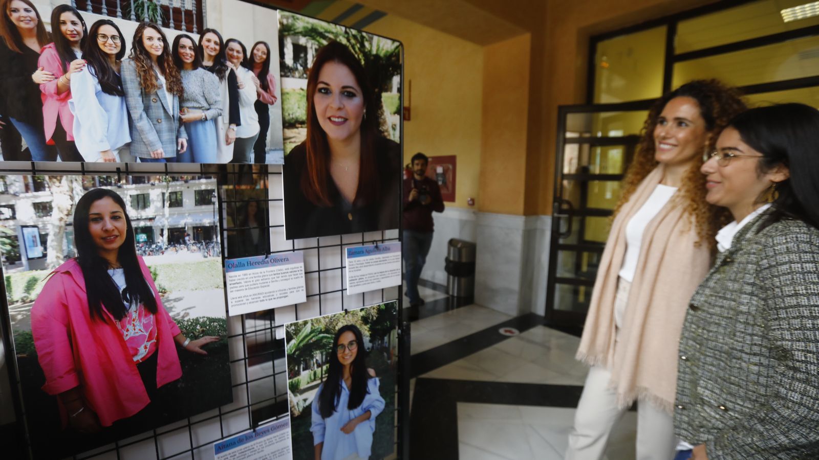 Dos mujeres en la exposición 'Mujeres gitanas de ayer. Mujeres gitanas de hoy'.