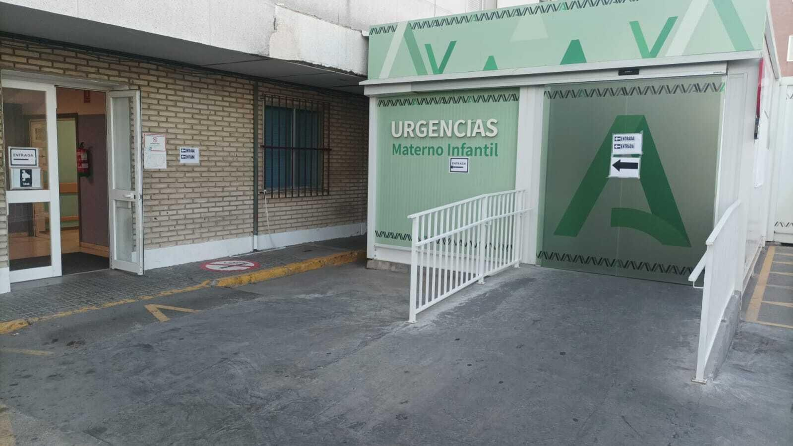 La puerta de las Urgencias Pediátricas está rota desde hace meses.