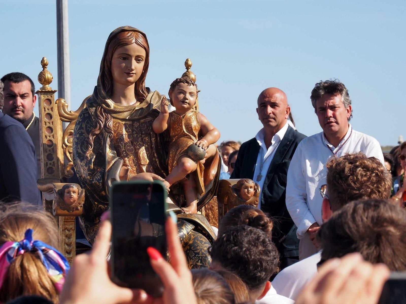Imágenes del desembarco de la Virgen de la Bella en el Terrón de Lepe