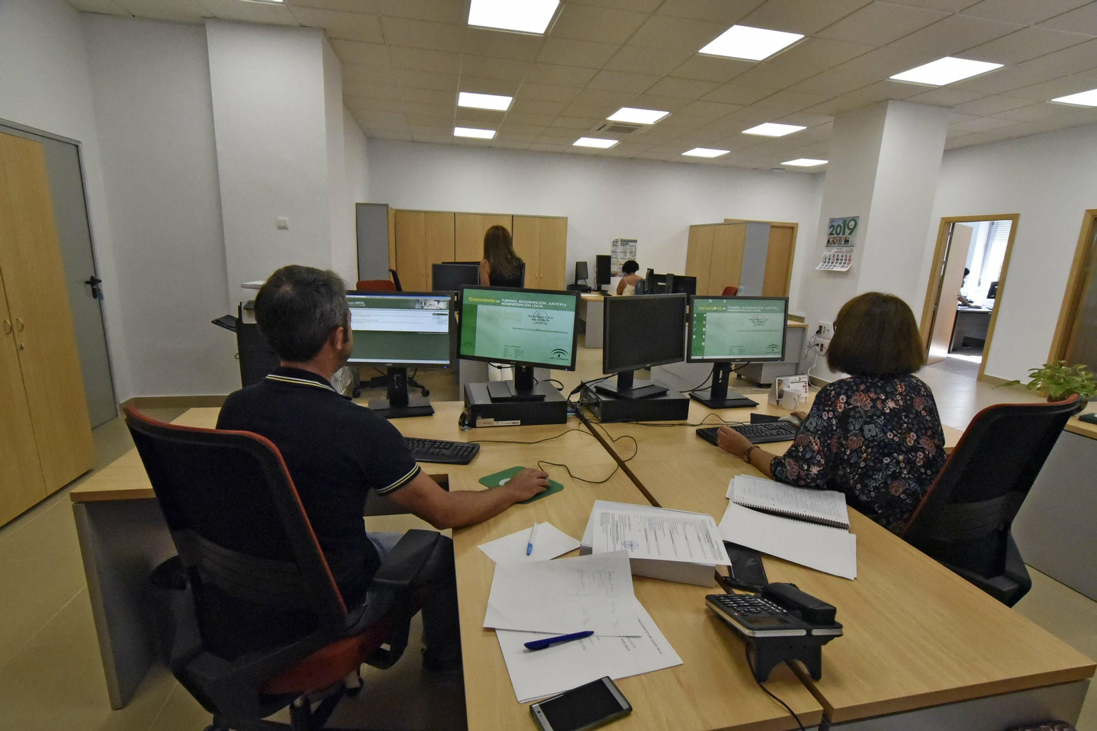 Trabajadores de la administración de Justicia en uno de los juzgados recientemente creados en la comarca.