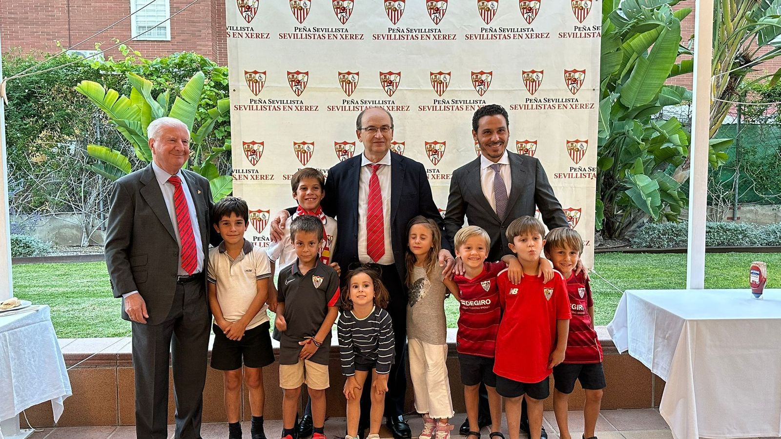 El presidente del Sevilla Pepe Castro, junto a un grupo de pequeños aficionados.