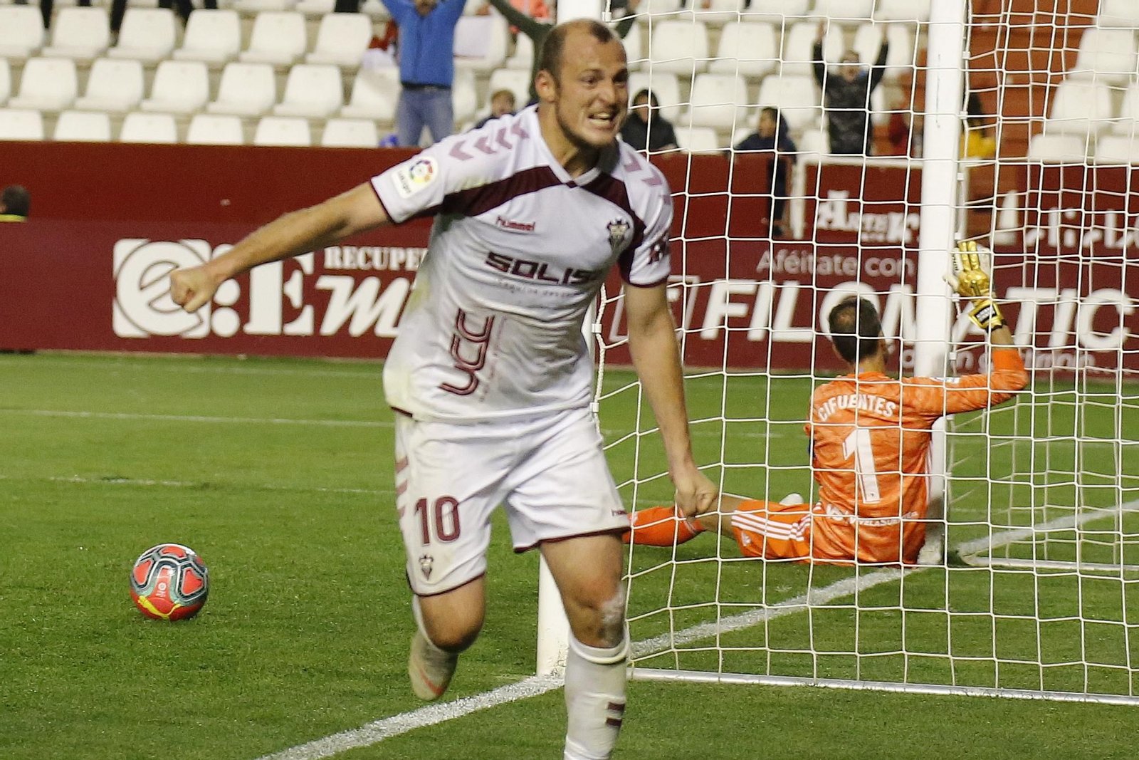 Zozulia celebra el gol con el que derrotó al Cádiz en Albacete en el minuto 92.